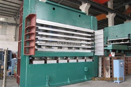 土耳其 订购 4100X700-1100吨侧板式硫化机